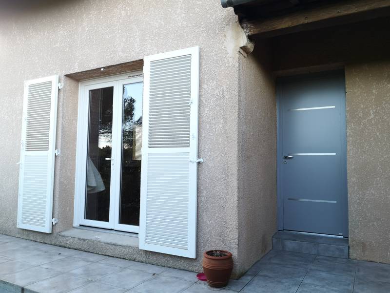 Installation d'une porte d'entrée à Baillargues