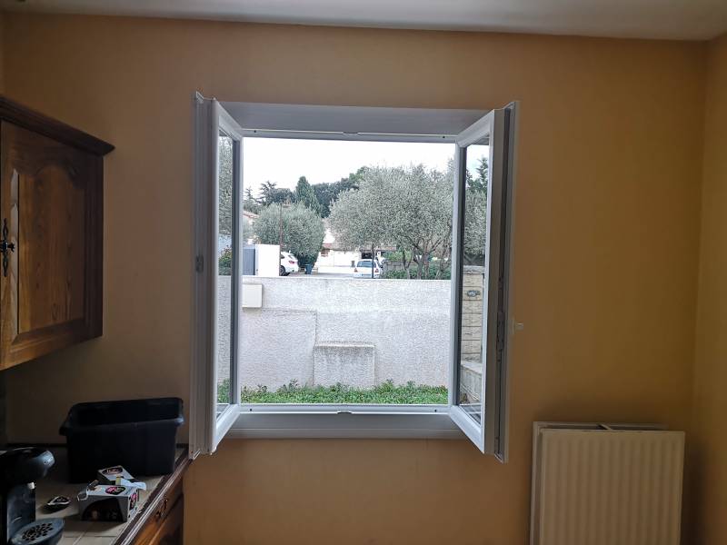 Pose d'une fenêtre 2 vantaux en PVC dans une cuisine à Vendargues