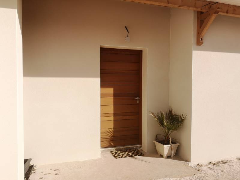 Installation d'une porte d'entrée en bois moderne au Mas de Londres