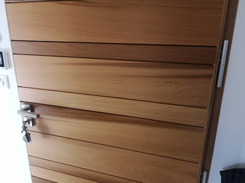 Finiton bois naturel sur porte d'entrée Nativ