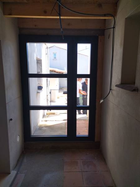 Comment fermer sa terrasse ou son porche d'entrée avec une menuiserie à Aigues-Mortes ou au Grau-du-Roi ?