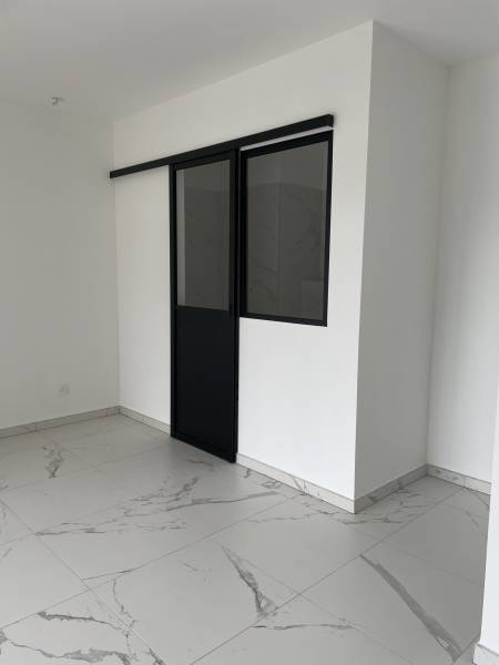 Pose d'une porte de salle de bains vitrée coulissante à Nîmes